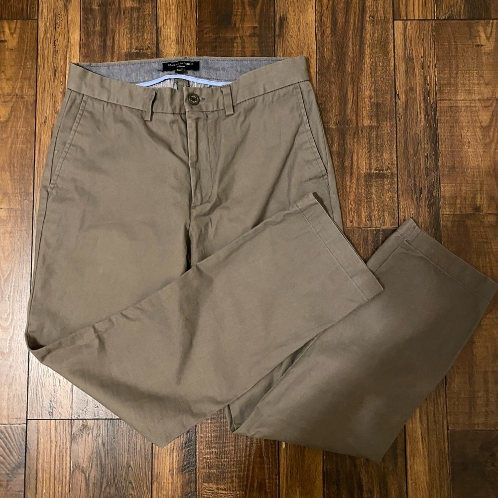 Men’s Banana Republic “Emerson” chino pants